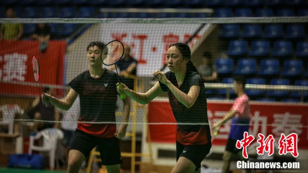 九游官网入口：富春江边的一个乡用50年把球拍做“透”了(图1)