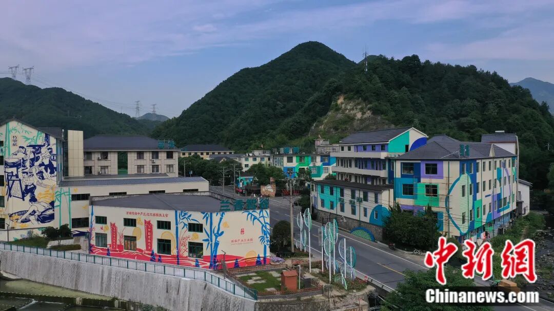 九游官网入口：富春江边的一个乡用50年把球拍做“透”了(图7)