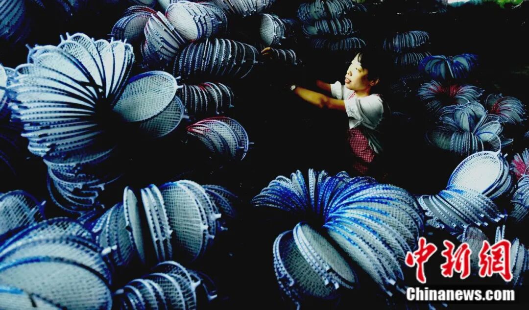 九游官网入口：富春江边的一个乡用50年把球拍做“透”了(图12)