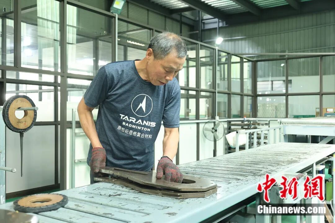 九游官网入口：富春江边的一个乡用50年把球拍做“透”了(图11)