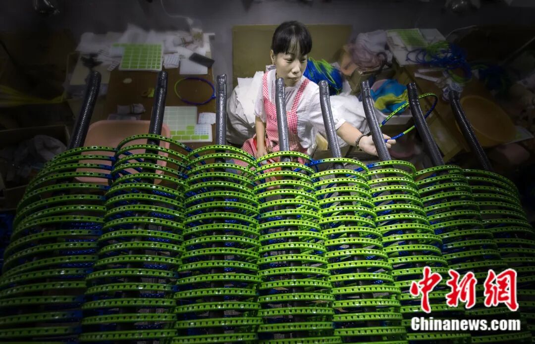 九游官网入口：富春江边的一个乡用50年把球拍做“透”了(图9)