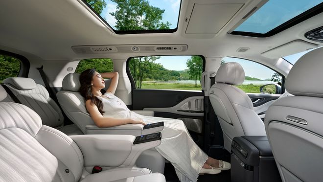 九游体育：满血华为智驾还有百万级底盘+智能四驱这款MPV只需3099万！(图6)