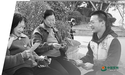 九游app：中国军校丨学雷锋军校学员在行动(图2)