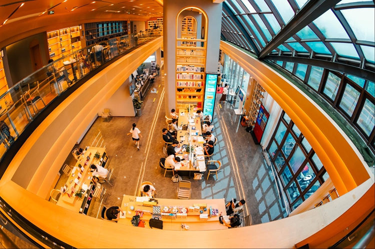 九游体育：把书房建在公园里、古城中、山水间 ——专访芜湖市图书馆馆长陈修正(图1)