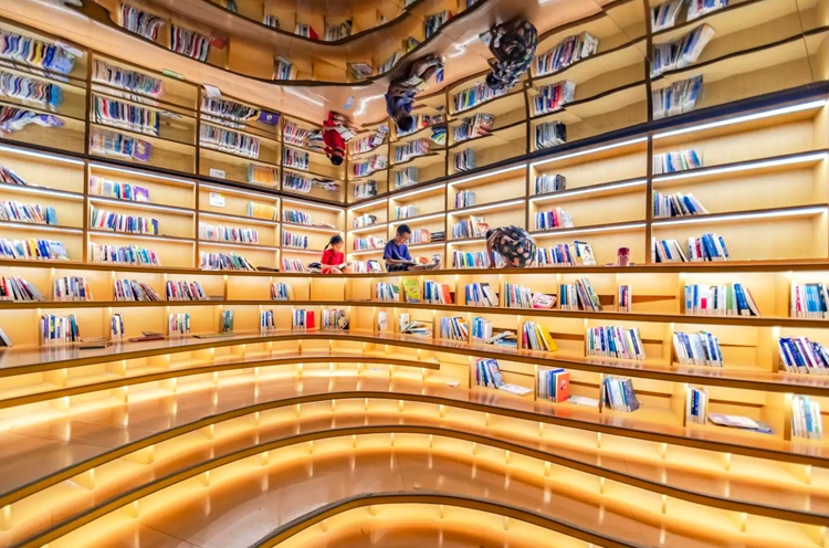 九游体育：把书房建在公园里、古城中、山水间 ——专访芜湖市图书馆馆长陈修正(图2)