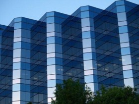 九游官网入口：【什么是建筑幕墙？】建筑幕墙不同于填充墙它具有哪些特点？(图1)